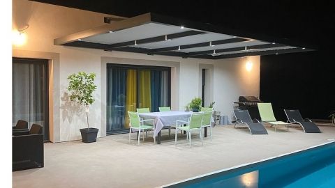 Pergola suspendue et sa toile microperforée